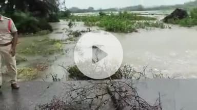 జడ్చర్ల: నసురుల్లాబాద్ గ్రామ శివారులో ఉన్న చెరువు వరద ప్రభావాన్ని పరిశీలించిన జిల్లా ఎస్పీ జానకి