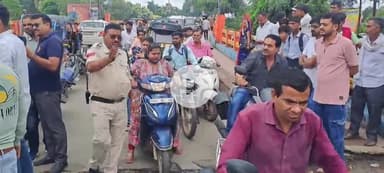 खंडवा नगर: रेलवे ओवर ब्रिज पर एक घंटे तक रेंगते रहे वाहन, यातायात और कोतवाली पुलिस ने संभाला मोर्चा