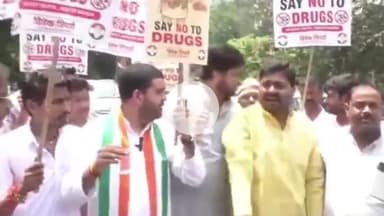 हुज़ूर: भोपाल में कांग्रेस कार्यालय के सामने ड्रग्स के व्यापार के विरोध में कांग्रेस का प्रदर्शन