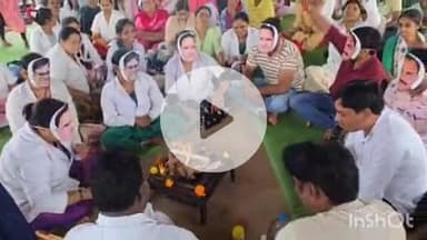 जगदलपुर: जगदलपुर में एनएचएम कर्मचारियों ने हड़ताल स्थल पर मंत्रिमंडल का मुखौटा लगाकर सद्बुद्धि देने के लिए यज्ञ एवं हवन पूजन किया