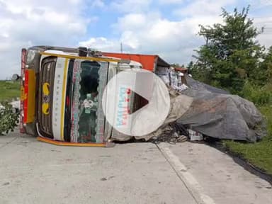 लंभुआ: चांदा थानाक्षेत्र के मानापुर गांव के पास राष्ट्रीय राज्यमार्ग 731 पर सेब से लदी ट्रक पलटी, दो लोग हुए घायल