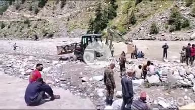 जोशियाड़ा: हर्षिल में भागीरथी नदी में बनी अस्थाई झील को खोलने के लिए मशीन से कार्य शुरू किया गया