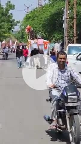 बाड़मेर: बाड़मेर में रामदेवरा पैदल जाने वाले जत्थों की धूम, कंधों पर करीब 100 किलो का घोड़ा ले जाने का वीडियो हो रहा है वायरल