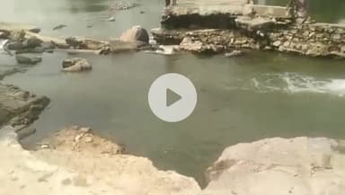 झांसी: चैक डेम पानी में बहा पोरहा गांव के ग्रामीणों ने पूर्व केंद्रीय के साथ DM कार्यालय पर किया प्रदर्शन #jansamasya