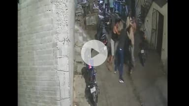 झांसी: टंडन कंपाउंड में उधारी के ₹400 के विवाद में पति, पत्नी और उनके बेटे के साथ की गई मारपीट, वीडियो आया सामने