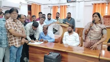 रतलाम नगर: महापौर प्रहलाद पटेल के निर्देश पर निगम अध्यक्ष मनीषा शर्मा ने सफाई मित्रों को रैनकोट वितरित किए