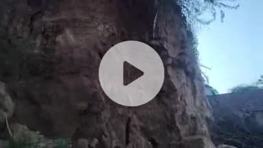 बाह: बटेश्वर में धर्मराज के घर पर टूटा दुखों का पहाड़, मिट्टी के ढहने से मां की मौत, पत्नी, बेटी व भांजी घायल