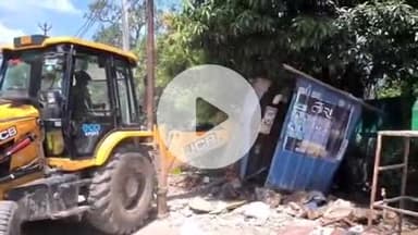 बलरामपुर: नगर पालिका बलरामपुर प्रशासन ने हटाया अवैध अतिक्रमण, नई बस्ती मार्ग के नालों पर रखी अवैध दुकानों पर चला बुलडोजर