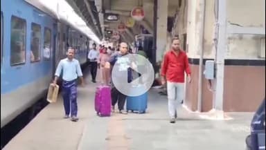 छिबरामऊ: गुरसहायगंज रेलवे स्टेशन में अब ज्यादा वजन का सामान ले जाने पर शक्ति रेलवे ने लिया हवाई तर्ज का फैसला