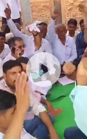 बाड़मेर: सोसायटी मैनेजर ने अपनी 12 सूत्री मांगों को लेकर सिणधरी सर्किल प्रधान ऑफिस के आगे दिया सांकेतिक धरना