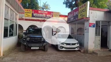 सुल्तानपुर: सुलतानपुर में सार्वजनिक स्थल पर हुई मारपीट, पुलिस ने 5 आरोपियों को किया गिरफ्तार, थार और बलेनो कार समेत डंडे बरामद