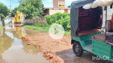 कहरा: बनगांव चौक से भगवती स्थान जाने वाली सड़क पर जलजमाव से लोग परेशान, जनप्रतिनिधियों पर लगाया आरोप