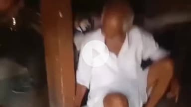 कसिया: धर्मपुर खुर्द गाँव में विशाल कोबरा के डंसने से वृद्ध की मौत, साहस दिखाकर वृद्ध ने विशाल नाग को हाथ से पकड़कर बैठा रखा