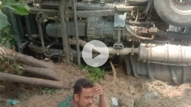 सिराथू: कोखराज टोल प्लाजा के पास ट्रेलर अनियंत्रित होकर खाई में पलटा, बाल-बाल बचा चालक