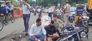 खंडवा नगर: निगम के नेता प्रतिपक्ष बुलेट सहित गड्ढे में गिरे, मचा बवाल