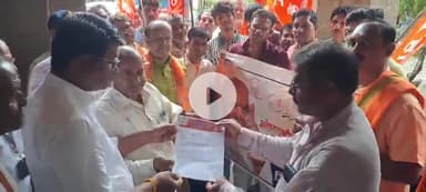 खंडवा नगर: पीओपी मूर्तियों के विक्रय पर रोक से नाराज मूर्तिकार और बजरंग दल कलेक्टर कार्यालय पहुंचे