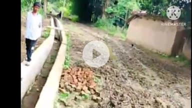 #घाघरा थाना क्षेत्र के देवाकी पंचायत में बरसात के दिनों में बाड़ों टोली गांव की कच्ची रोड हालत