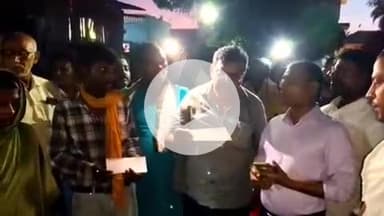 विभूतिपुर: विभूतिपुर में करंट लगने से एक ही परिवार के तीन लोगों की मौत, विधायक और बीडीओ ने आश्रितों को सौंपा चेक