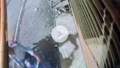 झांसी: बबीना मेन रोड पर शराब की दुकान के बाहर से 10 दिन में दो बाइक हुईं चोरी, चोर सीसीटीवी कैमरे में कैद