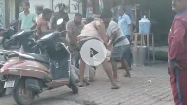 झांसी: सदर बाजार क्षेत्र में अवध फूड शॉप के कर्मचारी को कुछ युवकों ने सड़क पर गिराकर बेरहमी से पीटा