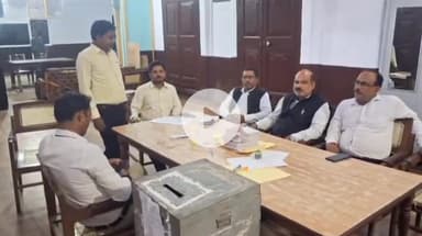 बहराइच: ज़िला बार एसोसिएशन सभागार में ओसी के विभिन्न पदों पर मतदान शुरू, न्यायिक कार्य से विरत हुए अधिवक्ता