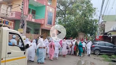 सत्पुरुष बाबा फूलसंदे वालों की शोभायात्रा आज बिजनौर में बड़ी धूमधाम से निकली जिसमें हजारों अनुयाई मौजूद रहे