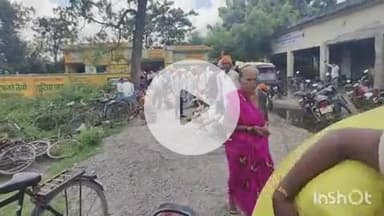 बलरामपुर: मंडी समिति में कड़ी धूप में यूरिया के लिए लाइन में लगे महिलाएं और पुरुष