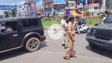 झांसी: इलाइट चौराहे पर परिवहन और पुलिस विभाग ने थार गाड़ियों से निकाली काली फिल्में, किया चालान