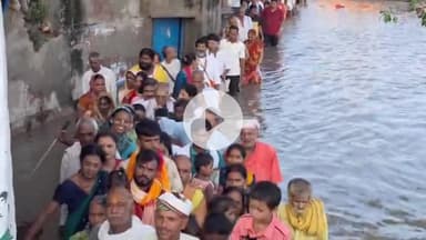 मथुरा: वृंदावन के केसी घाट पर एकादशी पर श्रद्धालु जान जोखिम में डालकर यमुना से निकल कर लगा रहे परिक्रमा, प्रशासन बेखबर