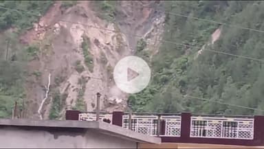 जोशियाड़ा: मनेरा बाईपास सड़क पर ऊँची पहाड़ी से लगातार भूस्खलन जारी, रातभर नहीं सो पाए लोग