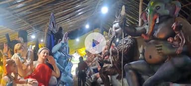 खंडवा नगर: कलाकार मिट्टी की गणेश प्रतिमा को अंतिम रूप देते हुए