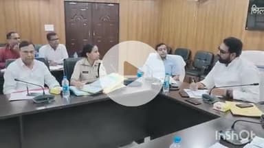 गढ़वा: समाहरणालय के सभागार में राज्य बाल अधिकार संरक्षण आयोग के सदस्य ने अधिकारियों के साथ की बैठक