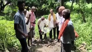 मदनपुर: मदनपुर में पूर्व प्रधानमंत्री राजीव गांधी की जयंती पर वृक्षारोपण कार्यक्रम का हुआ आयोजन