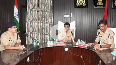 रामपुर: पुलिस लाइन सभागार में पुलिस अधीक्षक ने पेंशनर्स के साथ बैठक का आयोजन किया