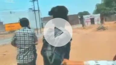 झांसी: मधुबन गार्डन के सामने एक युवक को कई लड़कों ने पीटा, वीडियो हुआ वायरल