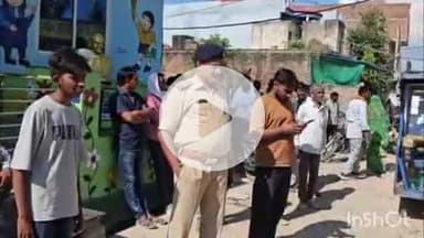 डबरा गांव समिति में पुलिस की मौजूदगी में किसानों को खाद वितरण किया जा रहा है