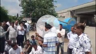 किशनगढ़: सड़क निर्माण की मांग को लेकर एयरपोर्ट के सामने रोड पर क्षेत्रवासी बैठे धरने पर, मामला बढ़ता देख तहसीलदार पहुंचे मौके पर