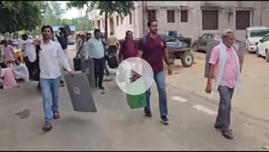 करौली: मासलपुर मंडरायल में पंचायत समिति सदस्य के उपचुनाव के लिए 9 सेंटरों पर मतदान, कलेक्ट्रेट से पोलिंग पार्टी रवाना हुई