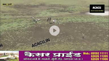 अर्धला डैम में क्रिकेट खेल रहे ग्रामीण.पिछली बार था इतना पानी की रपटों से निकल रहा था बाहर