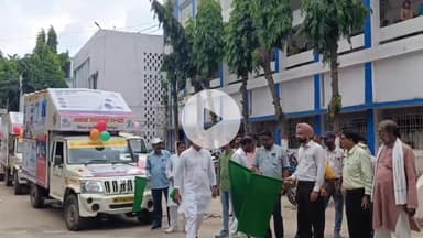 मधेपुरा: समाहरणालय परिसर से डीएम ने मतदाताओं को जागरूक करने के लिए चार मोबाइल वैन रवाना की