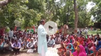 पडरौना: कुशीनगर कलेक्ट्रेट पर मुसहर और धांगड समाज ने अपनी पांच सूत्रीय मांगों को लेकर प्रदर्शन कर डीएम को ज्ञापन सौंपा