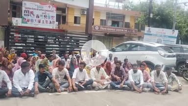 रतलाम नगर: शहिद चंपालाल मालवीय के गांव में 8 साल बाद भी PM आवास नहीं, जिला पंचायत कार्यालय के बाहर गेट बंद कर धरने पर बैठे ग्रामीण