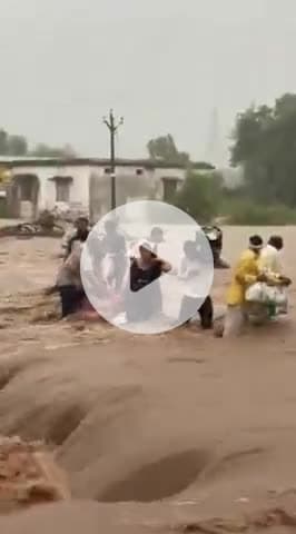 खंडवा नगर: कालमुखी में 1 घंटे की बारिश से बाढ़, नाले उफान पर, हाट बाजार में अफरा-तफरी, महिला बची, तीन मोटरसाइकिल लापता