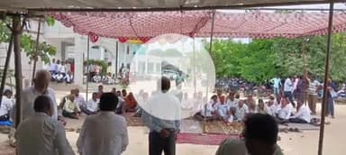 लंभुआ: लंभुआ एसडीएम कोर्ट के सामने धरने पर बैठे अधिवक्ताओं को पुलिस ने हटाया, तहसील में दूसरा धरना शुरू किया