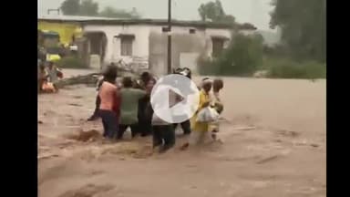 खंडवा नगर: खंडवा में बारिश से हाहाकार, चार युवकों ने महिलाओं को बचाया, वीडियो वायरल