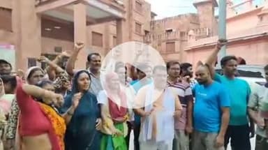 झांसी: वार्ड नंबर 36 इंदिरा नगर में अतिक्रमण के खिलाफ क्षेत्रवासियों ने नगर निगम कार्यालय में किया विरोध प्रदर्शन