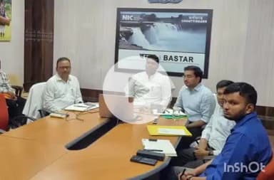 जगदलपुर: जिला कार्यालय में वीडियो कॉन्फ्रेंसिंग के माध्यम से आजावि विभाग के प्रमुख सचिव ने कर्म योगी अभियान पर कमिश्नर को दिए निर्देश