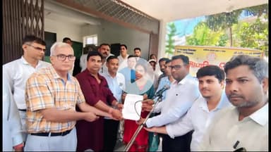 रामपुर: DIOS कार्यालय पर UP माध्यमिक शिक्षक संघ ने 31 सूत्रीय मांगों को लेकर CM के नाम ज्ञापन सौंपा, किया धरना प्रदर्शन