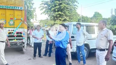 नूह: फिरोजपुर झिरका एसडीएम ने अवैध अतिक्रमण हटवाया, नो पार्किंग जोन में खड़े वाहनों के किए चालान