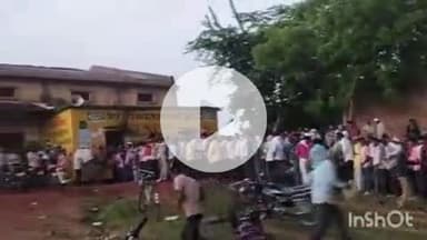 ब्यौहारी: ब्यौहारी के खड्डा में खाद-बीज के लिए लगी लंबी लाइन, भीगते रहे किसान, पुलिस लगानी पड़ी